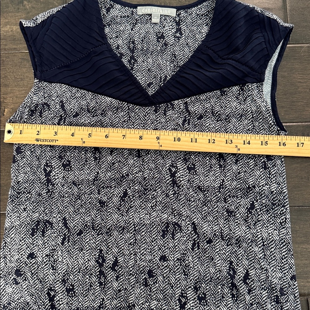 ❤️3/$30 Daniel Rainn Navy and White Women's Top - Picture 7 of 8